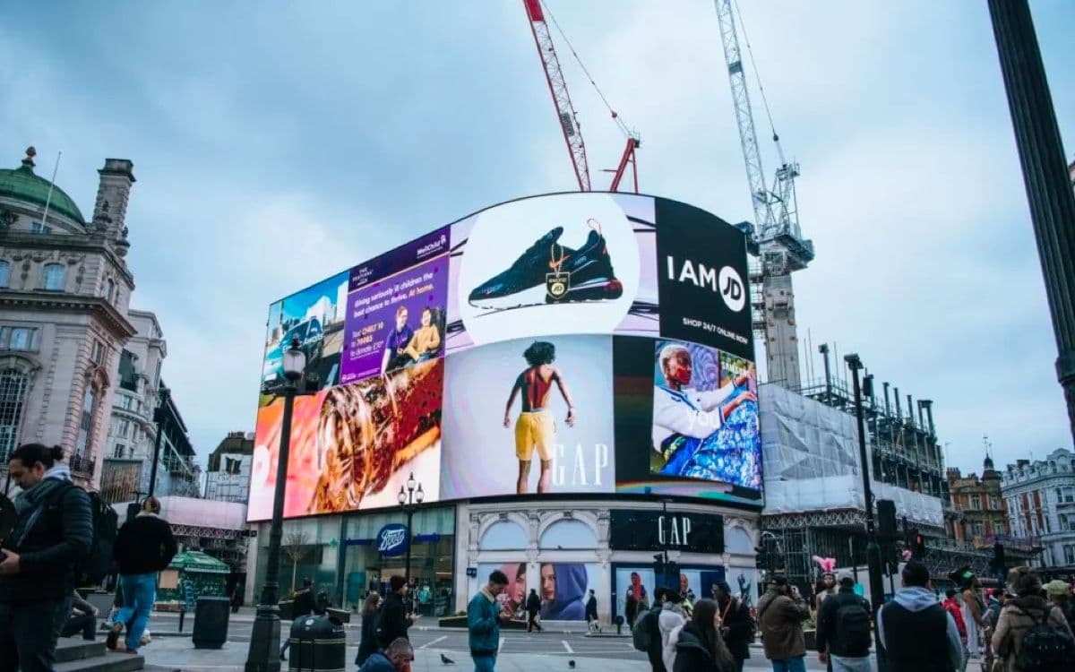 Play Digital Signage has free digital signage trial screens 