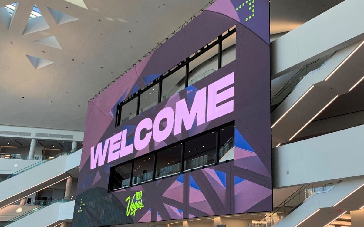 Here is a list of top 20 digital signage providers and what they have to offer. 