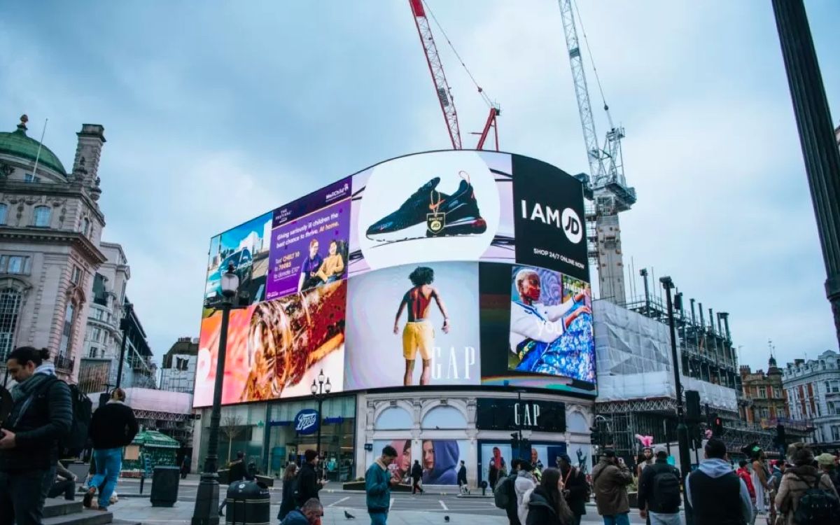 Play Digital Signage has free digital signage trial screens 
